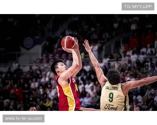 篮球世预赛现场 中韩球迷友好互动展现体育精神